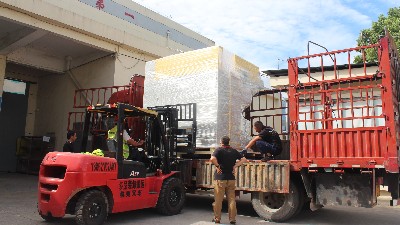 【噴膠機(jī)發(fā)貨】廣州汽車零部件制造客戶訂購的自動噴膠機(jī)發(fā)貨現(xiàn)場