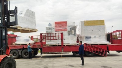 又發(fā)了2臺設備，自動噴膠機和襯套內(nèi)孔自動滾膠機