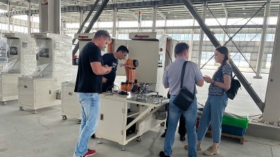 【縮徑機(jī)發(fā)貨】馬來(lái)西亞汽車(chē)減振客戶襯套全自動(dòng)縮徑機(jī)成功交付