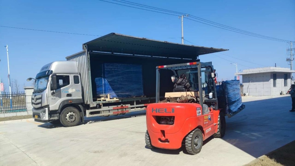 【噴膠機(jī)發(fā)貨】俄羅斯客戶訂購的ZP40型自動(dòng)噴膠機(jī)發(fā)貨