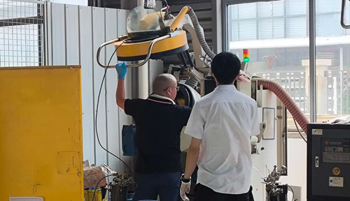 客戶打樣！浙江客戶密封件滾噴機(jī)打樣試噴