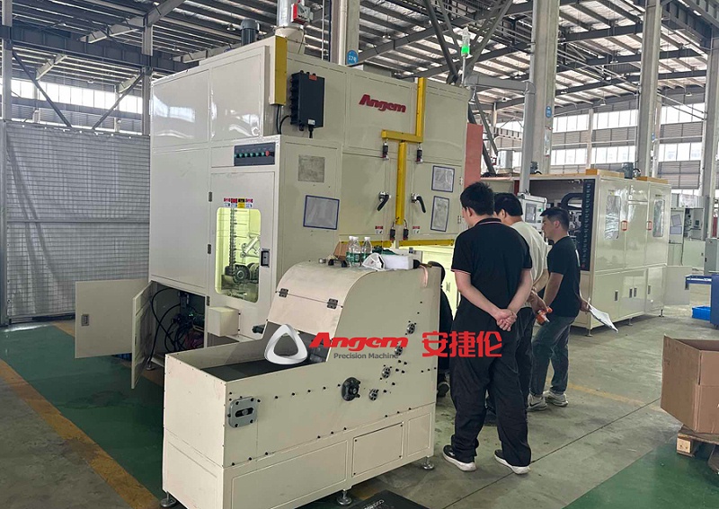 客戶驗(yàn)收涂膠機(jī)