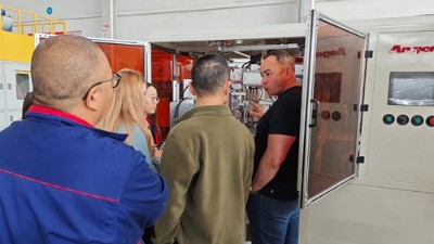 國(guó)際認(rèn)證加持！安捷倫橡膠涂膠設(shè)備吸引俄羅斯代表團(tuán)實(shí)地探訪