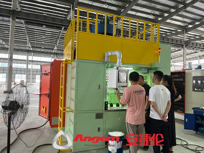 自動(dòng)噴膠機(jī)2