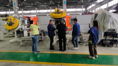 馬來西亞橡膠減震客戶到訪 參觀噴涂、縮徑、浸涂等設(shè)備