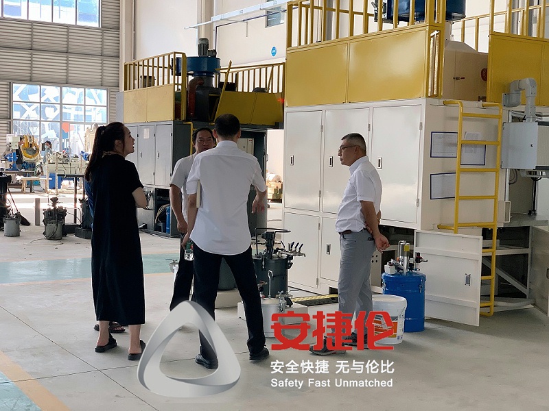 上海客戶參觀噴膠機、滾噴機 (3)