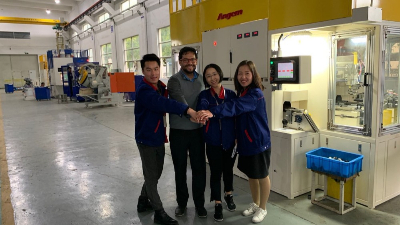 美國一家客戶專程參觀蘇州安捷倫【減震器襯套內孔滾膠機】