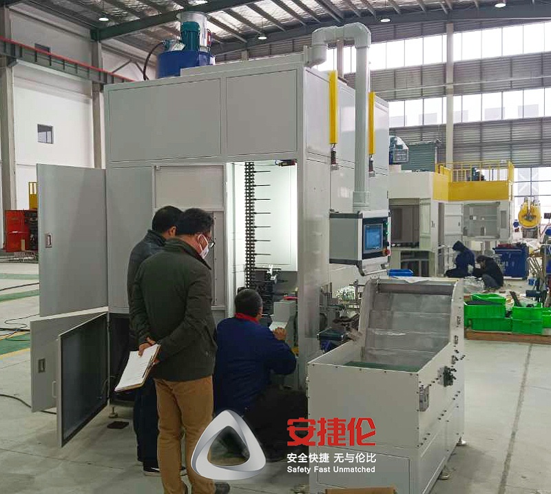 特瑞堡到訪南通工廠驗收鏈?zhǔn)綕L膠機1-