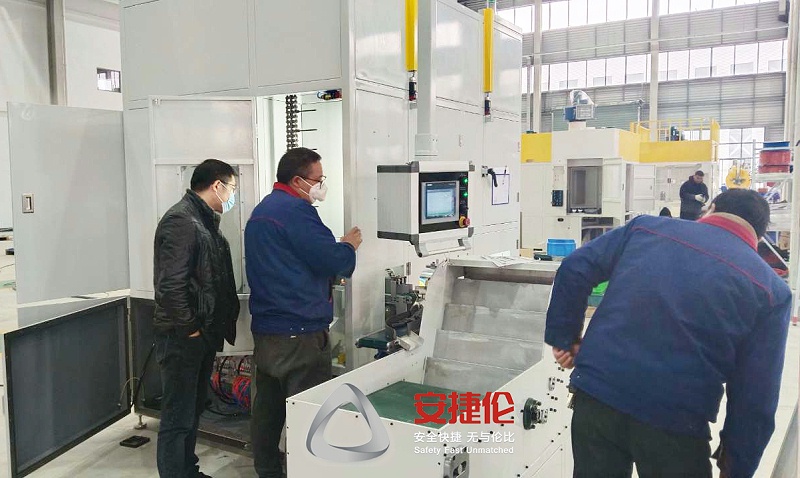 特瑞堡到訪南通工廠驗收鏈?zhǔn)綕L膠機2-