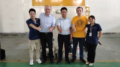 塞爾維亞客戶參觀蘇州安捷倫內孔滾膠機