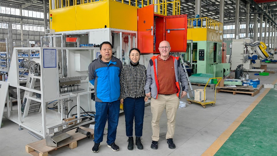 剛訂購了自動滾膠機(jī)的加拿大橡膠制品客戶，來訪參觀安捷倫工廠