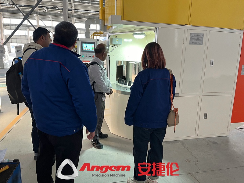 印度哈金森考察橡膠減震噴膠機3