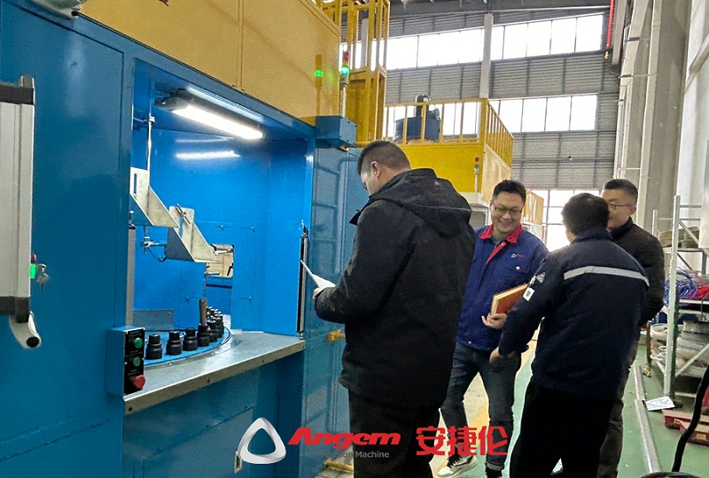 鹽城客戶驗(yàn)收噴膠機(jī)3