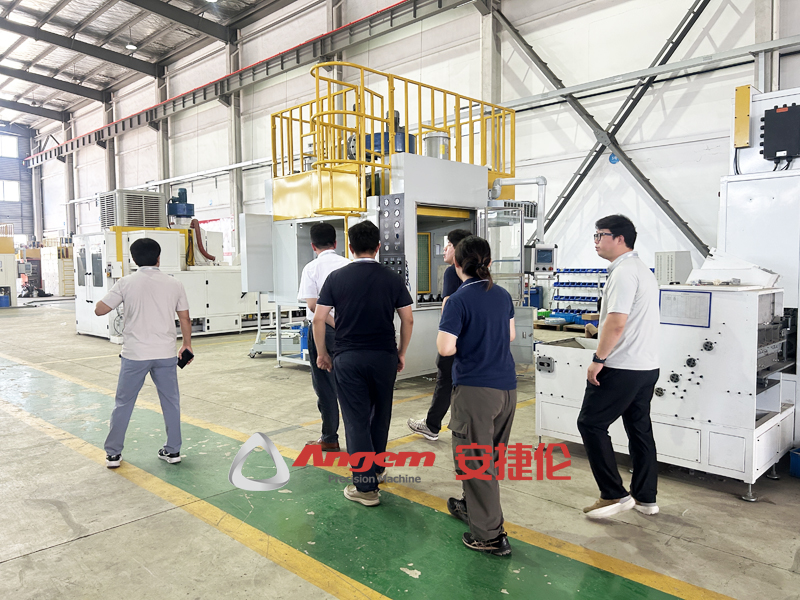 20250827韓國DN到訪參觀噴膠機10