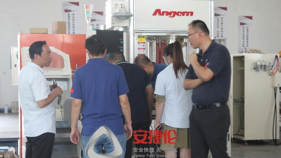 山東汽車配件客戶來訪，參觀蘇州安捷倫自動噴涂設(shè)備