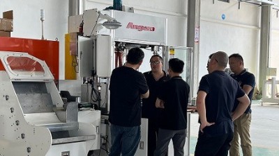 2批汽車零部件摩托車零部件客戶來訪參觀滾膠機(jī)和噴膠機(jī)