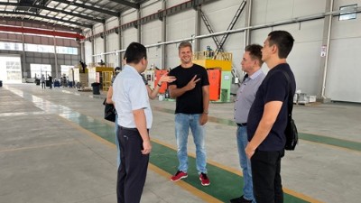 俄羅斯客戶到訪考察橡膠減震噴涂設(shè)備、縮徑機、磷化線