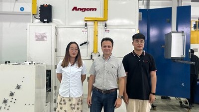 巴西橡膠減震客戶來訪考察噴膠機(jī)、浸膠機(jī)、涂膠機(jī)等設(shè)備