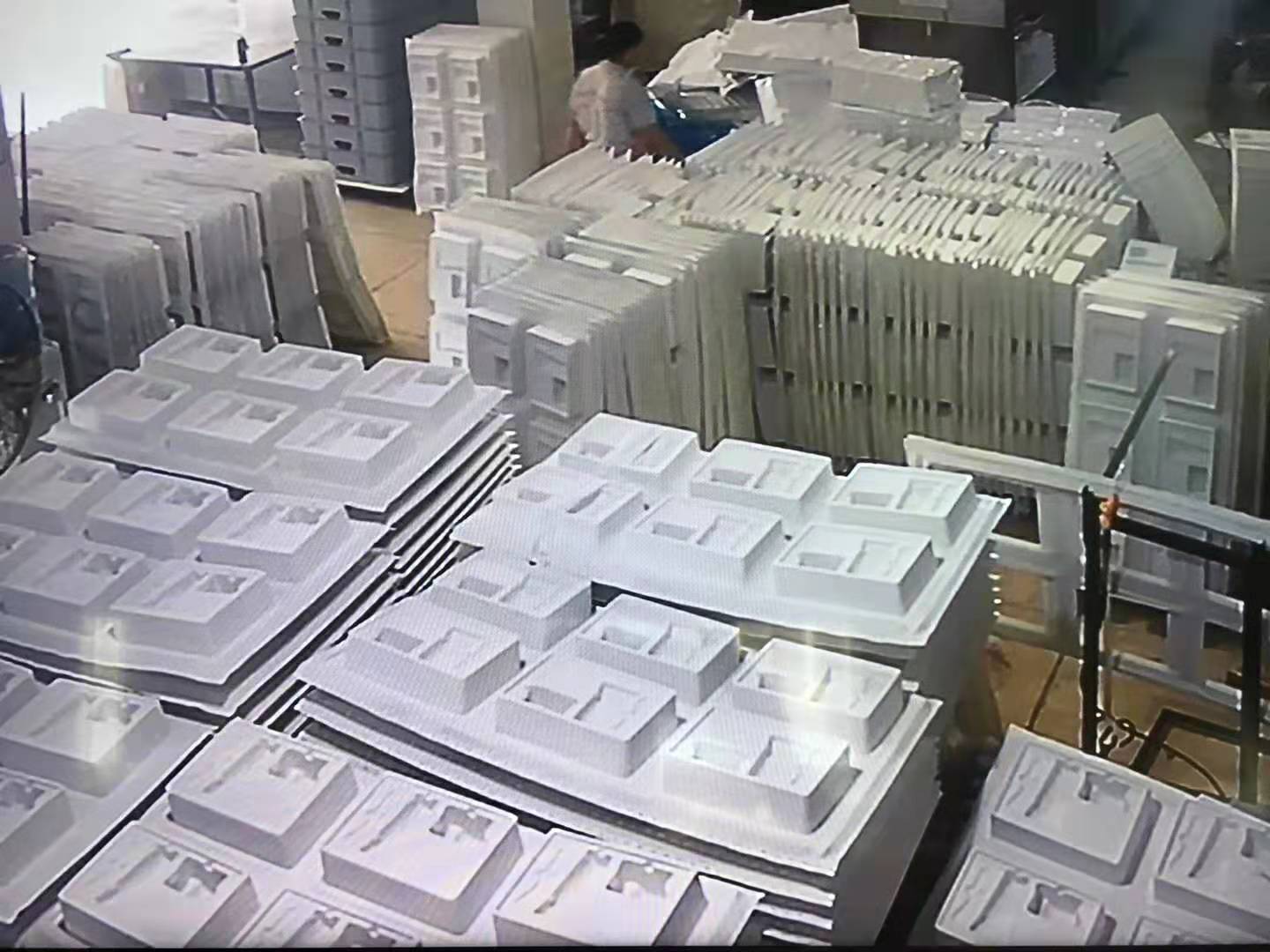 薄片吸塑托盤已經(jīng)堆滿車間一角啦！